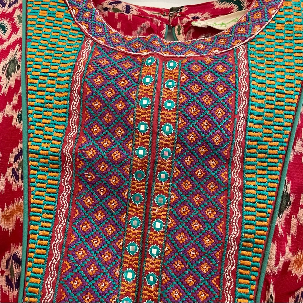 NWT Embroidered Front Sleeveless Crop Top - Picture 2 of 8